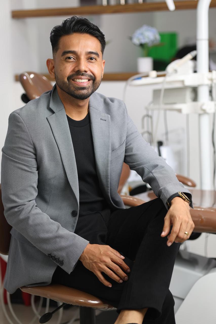 Dr. Álvaro Ochoa, especialista en odontología estética y rehabilitación oral en Barranquilla
